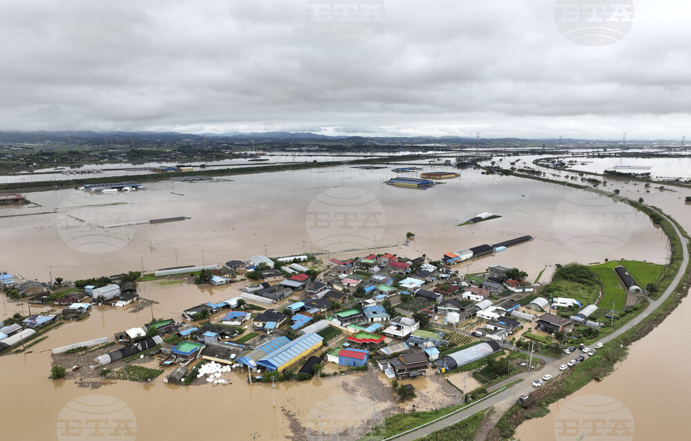 Петима души загинаха в свлачище в Южна Корея, причинено от проливните дъждове