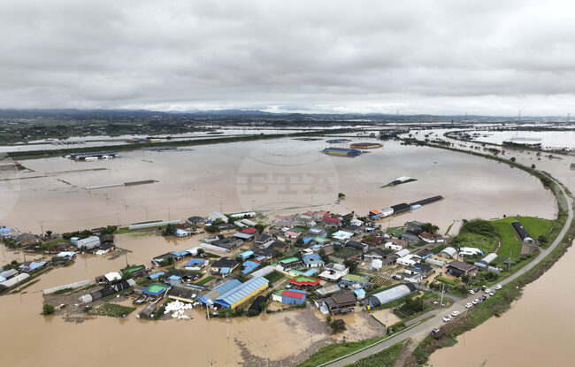 Петима души загинаха в свлачище в Южна Корея, причинено от проливните дъждове