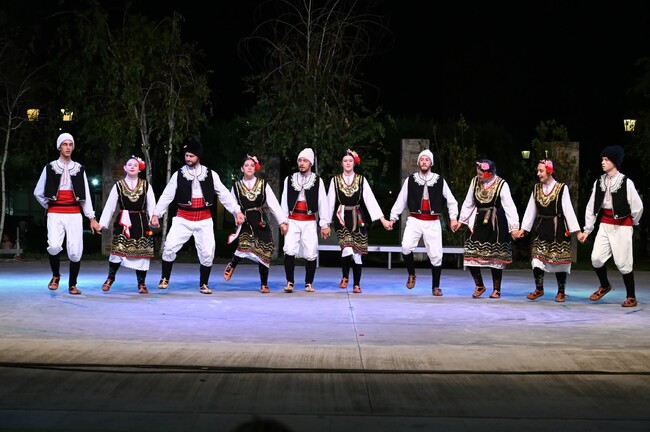 Фолклорна танцова формация „Луди-Млади“ в Атина представи български фолклор на два фестивала в Гърция