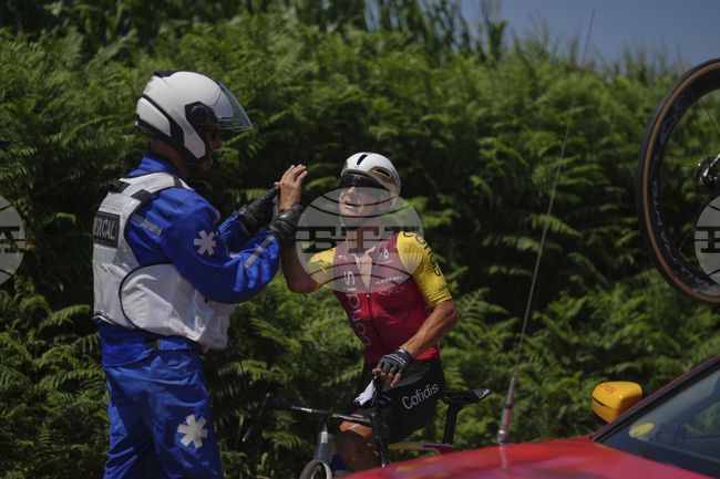 Шеф в отбора на Групама-ФДЖ поиска промени в правилата за подкрепителните зони заради счупен пръст на колоездач 