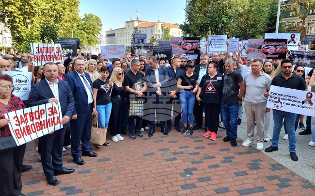 Във Варна протестират с искане за справедливост за трите жертви на катастрофа, станала на 6 юли в Разград