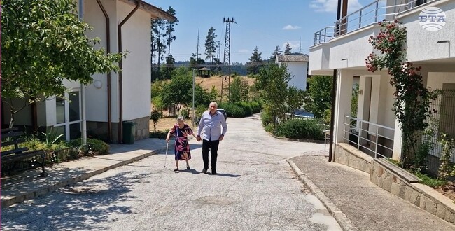 На тази възраст няма изневяра, имаме си вяра, казва 87-годишната младоженка Гина Карагьозова, която сключи брак в Дома за стари хора в село Фатово