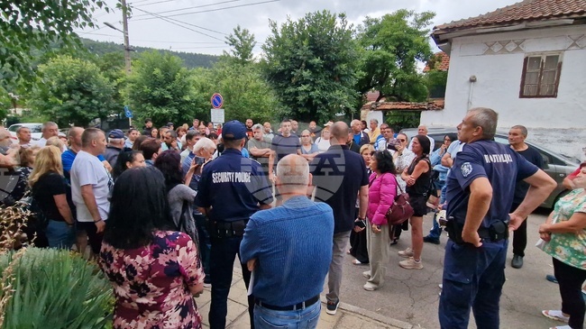 Жителите на Брезник се събраха на протест с искане за чиста питейна вода