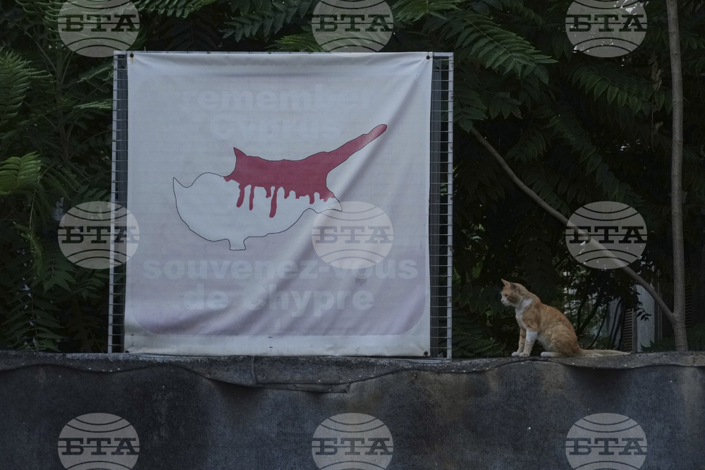 Кипърските гърци скърбят, а кипърските турци празнуват годишнина от събитията през 1974 г., довели до разделението на средиземноморския остров