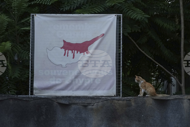 Кипърските гърци скърбят, а кипърските турци празнуват годишнина от събитията през 1974 г., довели до разделението на средиземноморския остров