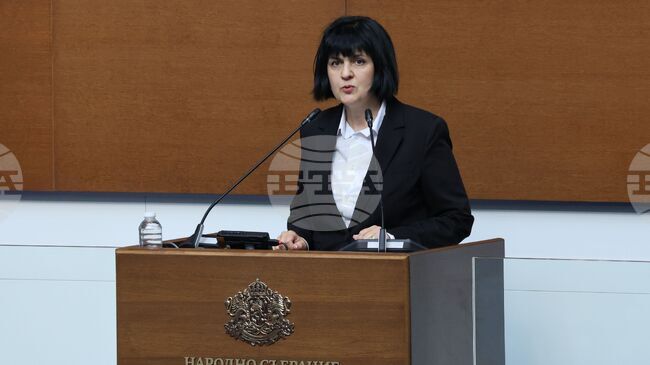 "Величие" настоя в декларация за връщане на старите конституционни разпоредби, свързани с правомощията на президента при парламентарна криза