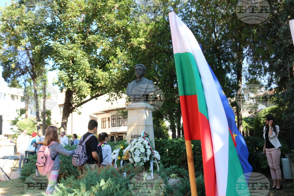В Добрич поднесоха венци и цветя пред паметника на Васил Левски за 188 години от рождението му