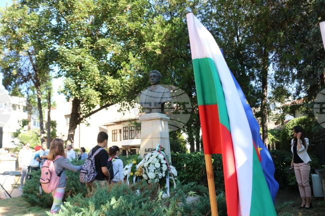 В Добрич поднесоха венци и цветя пред паметника на Васил Левски за 188 години от рождението му