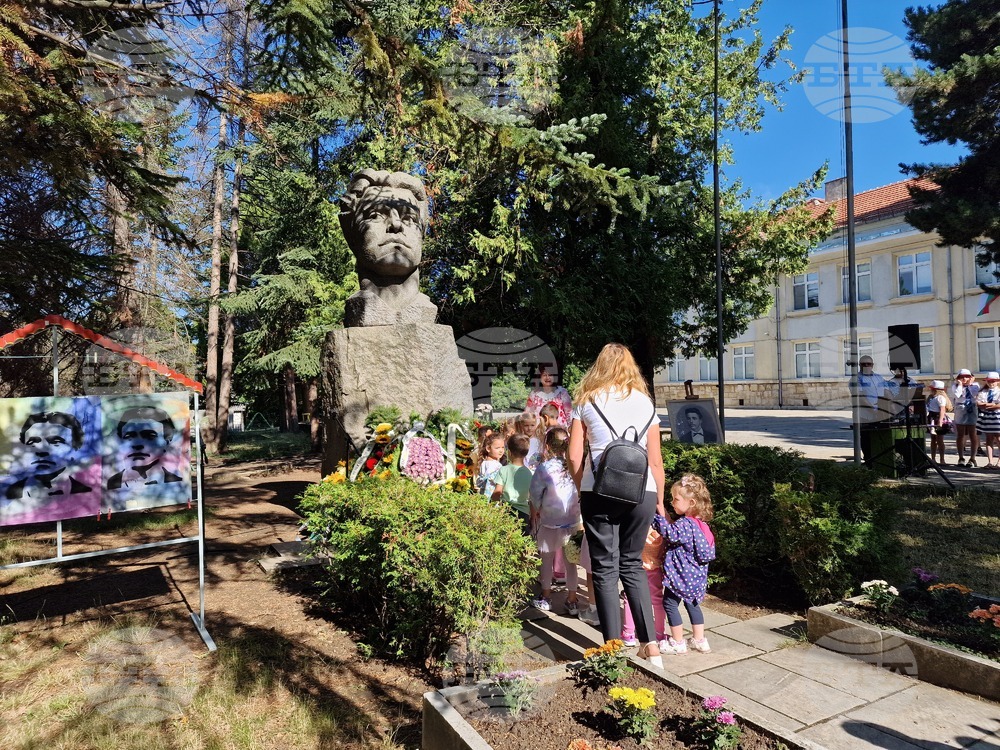 Ученици в Разград представиха художествено-музикална композиция под надслов „Трябваш ни, Дяконе“