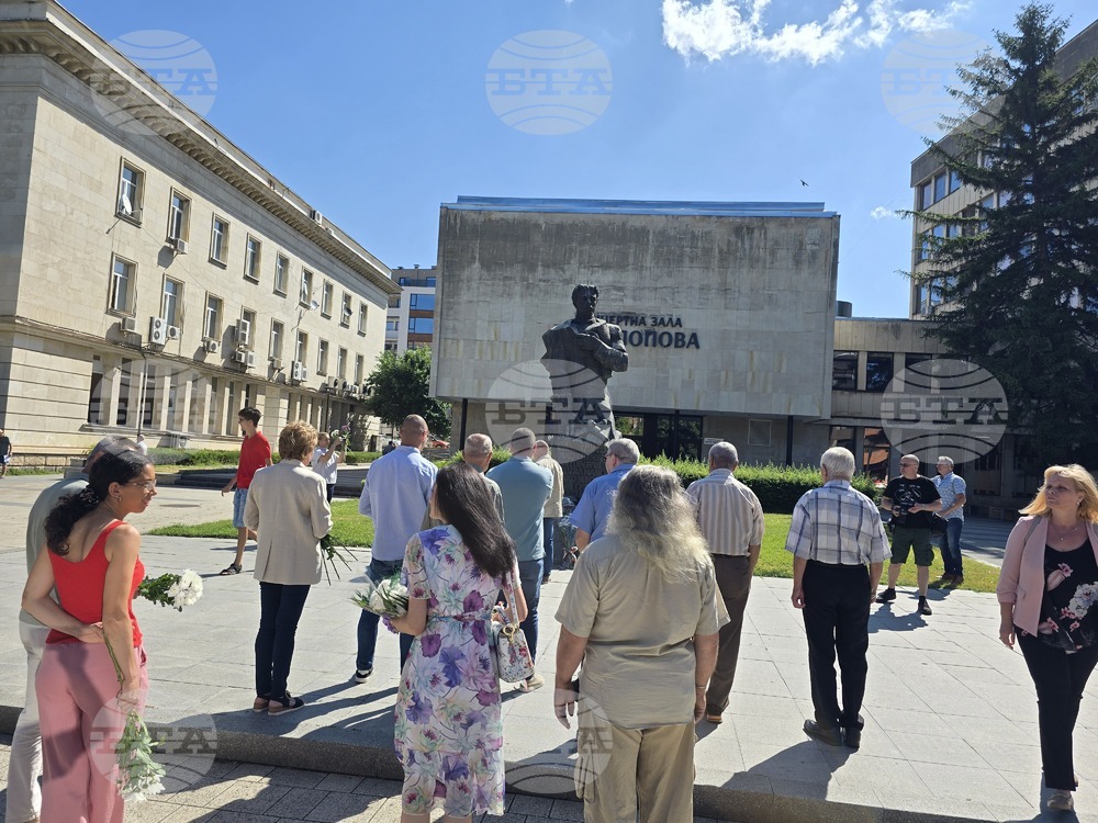 Плевенчани отбелязват 188 години от рождението на Васил Левски с поднасяне на цветя пред паметника му