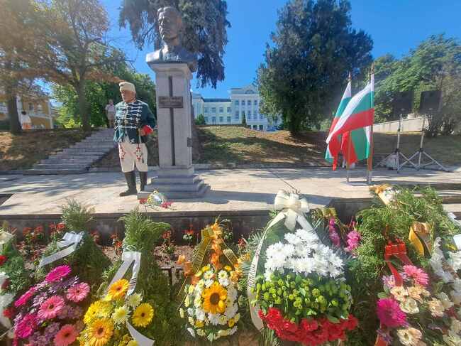 С венци и цветя Шумен отбеляза 188 години от рождението на Левски и 147 години от Освобождението на града