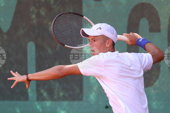 Миналогодишният шампион Симон-Антони Иванов и Виктор Киров се класираха за финала на сингъл при мъжете на Държавното първенство по тенис на открито