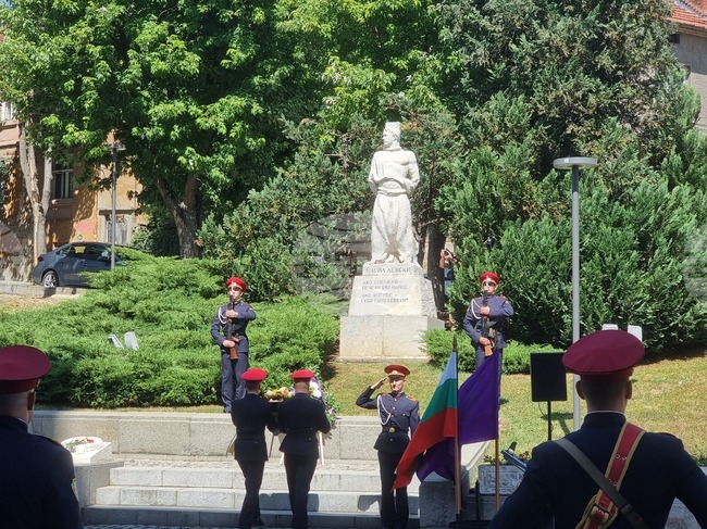 С военен ритуал във Велико Търново бяха чествани 188 години от рождението на Васил Левски