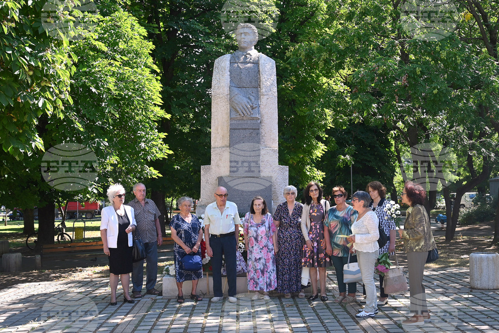 С поднасяне на венци и цветя пред паметника на Васил Левски в Монтана отбелязаха 188-ата годишнина от рождението му