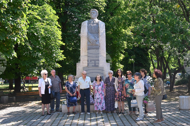 С поднасяне на венци и цветя пред паметника на Васил Левски в Монтана отбелязаха 188-ата годишнина от рождението му
