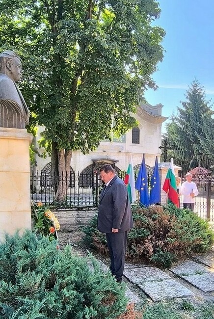 ОА Добрич: Областният управител почете паметта на Левски