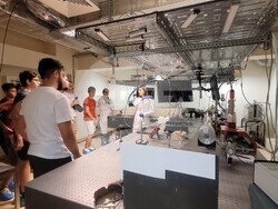 Гръцки ученици, учители и ръководители на отбори по природни науки посетиха лазерните лаборатории на Института по физика на твърдото тяло към БАН. Снимка: БАН