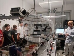 Гръцки ученици, учители и ръководители на отбори по природни науки посетиха лазерните лаборатории на Института по физика на твърдото тяло към БАН. Снимка: БАН