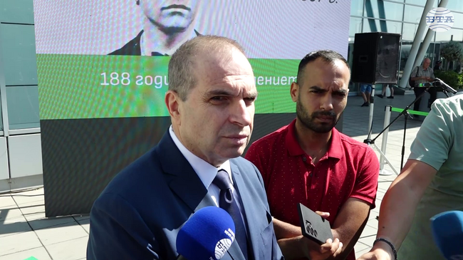 Оказването на въздушна медицинска помощ и през нощта се очаква да започне в края на септември, каза министър Караджов