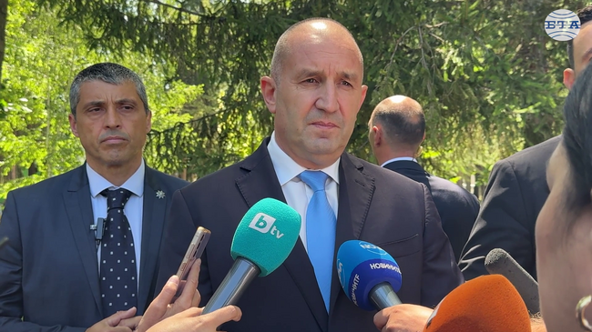 Българите протестират срещу отказа от допитване и въвеждането на еврото без необходимите условия и подготовка, смята президентът Румен Радев