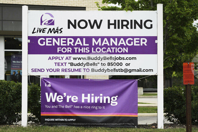 Молбите за помощи при безработица в САЩ намаляват за шеста поредна седмица и остават на исторически ниско равнище