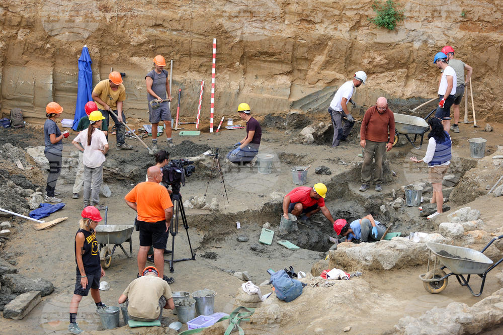 Геометрични фигури са разкрити при проучване на форума на античен град Хераклея Синтика, съобщи ръководителят на разкопките проф. Вагалински