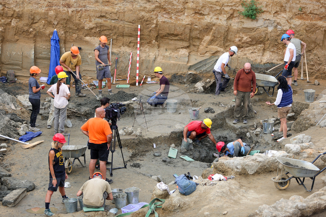 Геометрични фигури са разкрити при проучване на форума на античен град Хераклея Синтика, съобщи ръководителят на разкопките проф. Вагалински