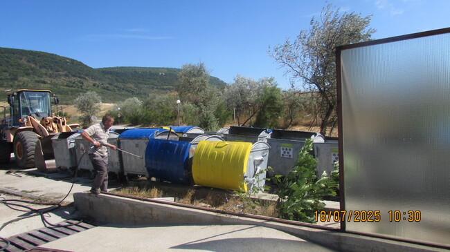 Започна миене и дезинфекция на контейнерите за смет в Шумен