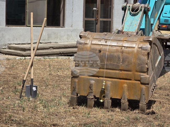 Направена беше първа копка за ремонта на водопроводната мрежа в село Яхиново, община Дупница