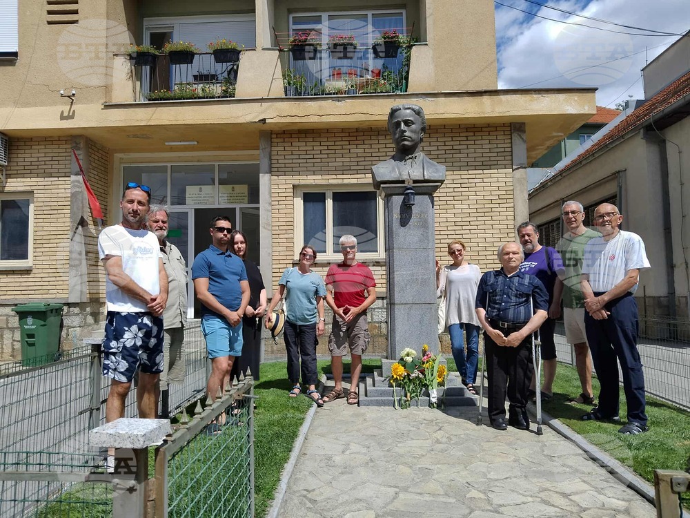 Босилеградчани се поклониха и положиха цветя пред паметника на Васил Левски в града