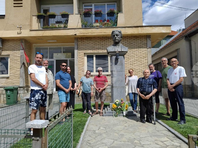 Босилеградчани се поклониха и положиха цветя пред паметника на Васил Левски в града