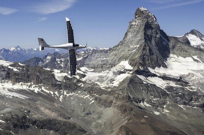 Соларен самолет достигна рекордна височина от 9521 метра