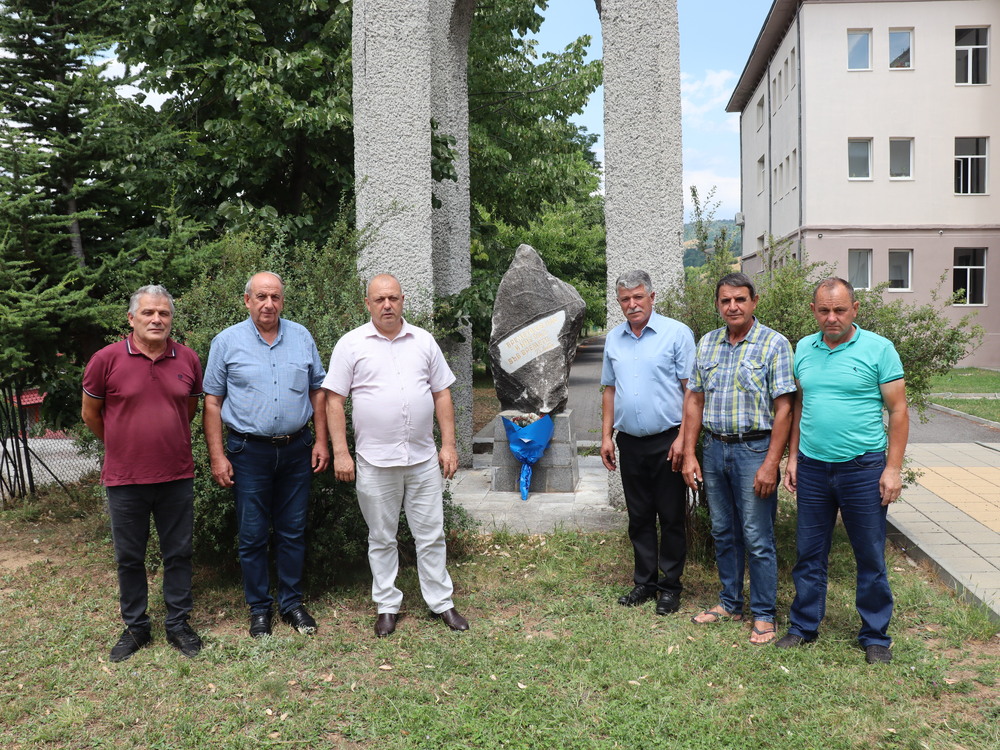 Кметът на Ардино и ДПС поднесоха цветя пред паметната плоча на Васил Левски за 188 години от рождението му