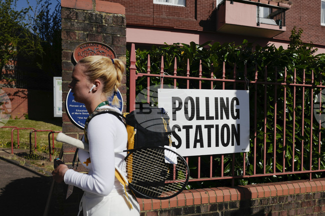 Секциите за гласуване отвориха врати за началото на частични избори във Великобритания, които могат да решат съдбата на премиера Стармър
