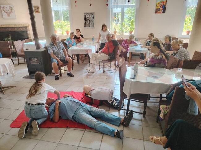 Здравна беседа „Първа долекарска помощ” организираха библиотекари за членове на пенсионерски клуб „Орфей” в Смолян