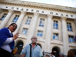 Протест - "Нямате белезници за всички!"