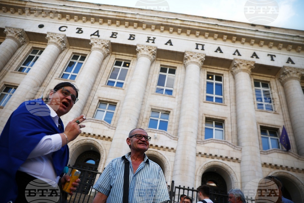 Граждани се събраха пред Съдебната палата в София в подкрепа на варненския кмет Благомир Коцев и общински съветници