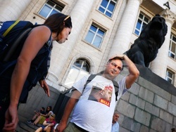 Протест - "Нямате белезници за всички!"