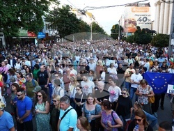 Протест - "Нямате белезници за всички!"