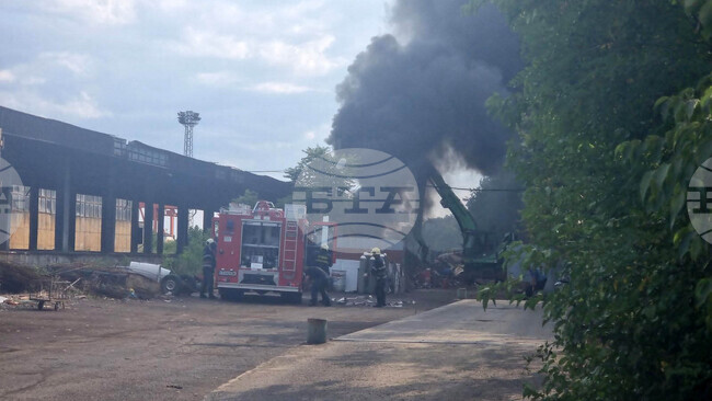 Пожар гори в цех за скрап в Стара Загора 