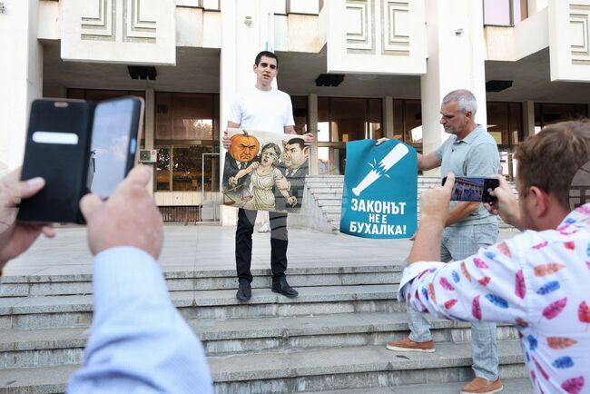 Бургас - "Нямате белезници за всички ни!" - протест