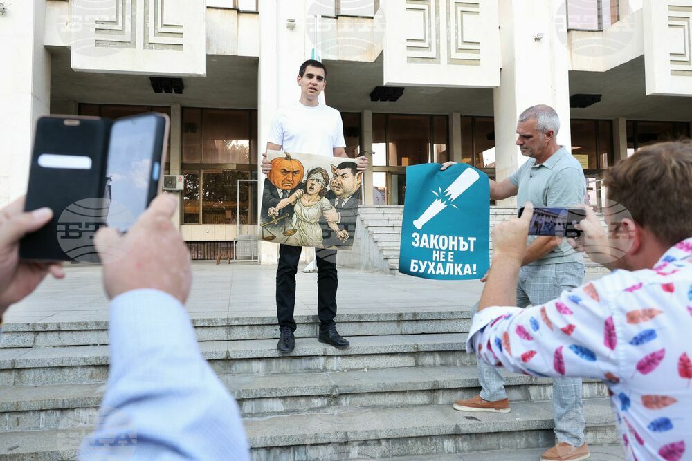 Бургас - "Нямате белезници за всички ни!" - протест