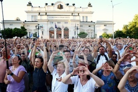 Протест - "Нямате белезници за всички!"