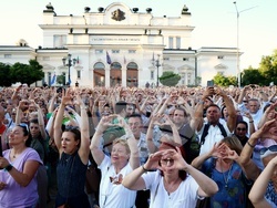 Протест - "Нямате белезници за всички!"