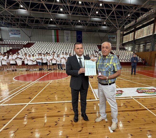 Кметът Пенчо Милков връчи златна значка на Стефан Христов по случай 50-годишния юбилей на бадминтона в Русе