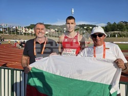 Президентът на Европейската атлетика Добромир Карамаринов награждава призьорите в скока на дължина /Българска федерация по лека атлетика