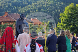 Етрополе - Васил Левски - годишнина - паметник - откриване - Илияна Йотова - Наталия Киселова