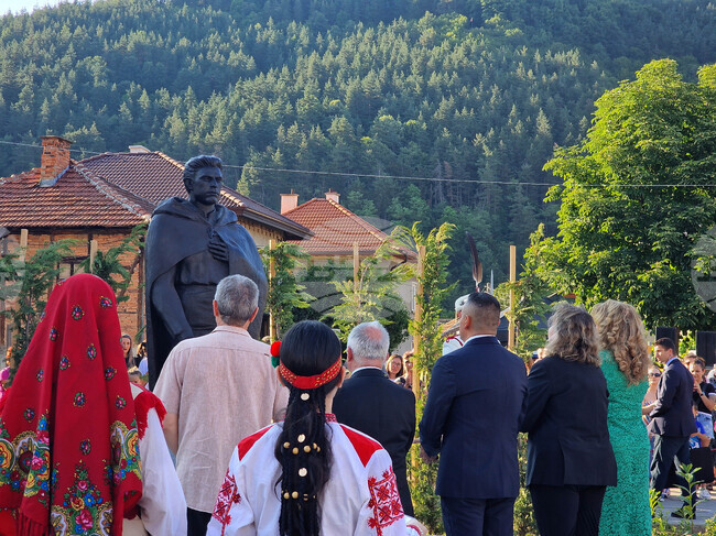 Етрополе - Васил Левски - годишнина - паметник - откриване - Илияна Йотова - Наталия Киселова