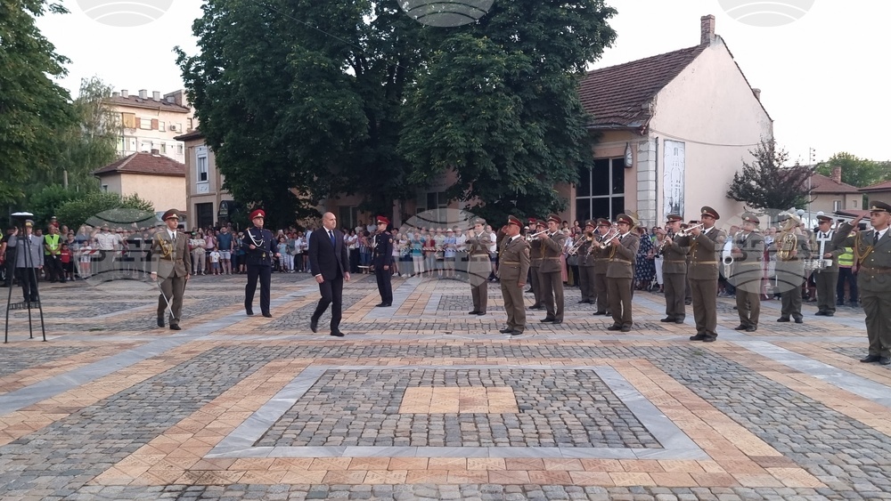 В Левски се състоя тържествена заря-проверка в памет на загиналите за свободата и независимостта на България