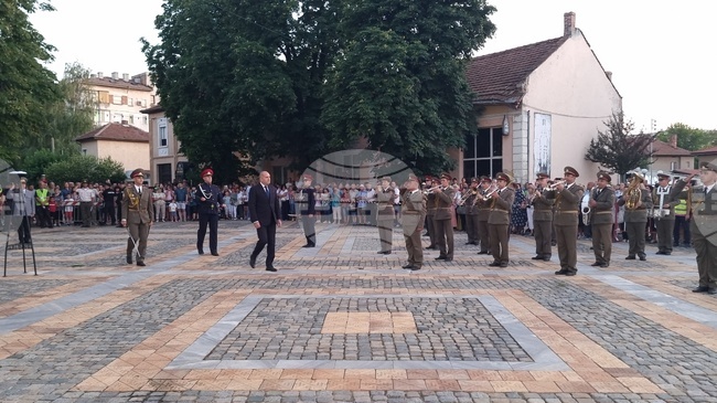 В Левски се състоя тържествена заря-проверка в памет на загиналите за свободата и независимостта на България